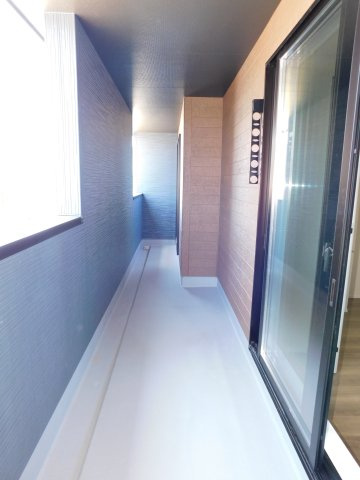 津島市大字日光字東浦の新築一戸建のバルコニー|◇バルコニー◇　　雨や強風、直射日光を避けやすく、洗濯物を安心して干すことができます♪