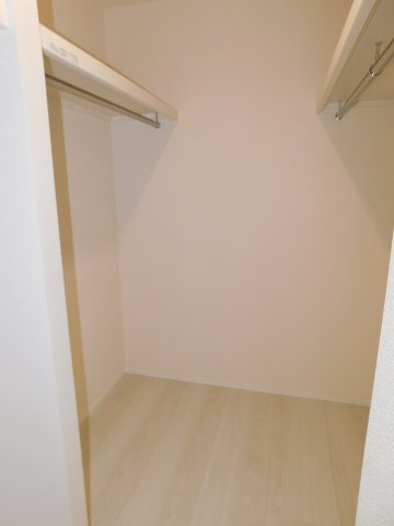 津島市大字日光字東浦の新築一戸建の収納|◇大型ウォークインクローゼット◇　　家族の洋服や季節の荷物など大容量収納できます♪