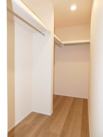 愛西市北一色町昭和の新築一戸建の収納|◇大型ウォークインクローゼット◇　　家族の洋服や季節の荷物など大容量収納できます♪