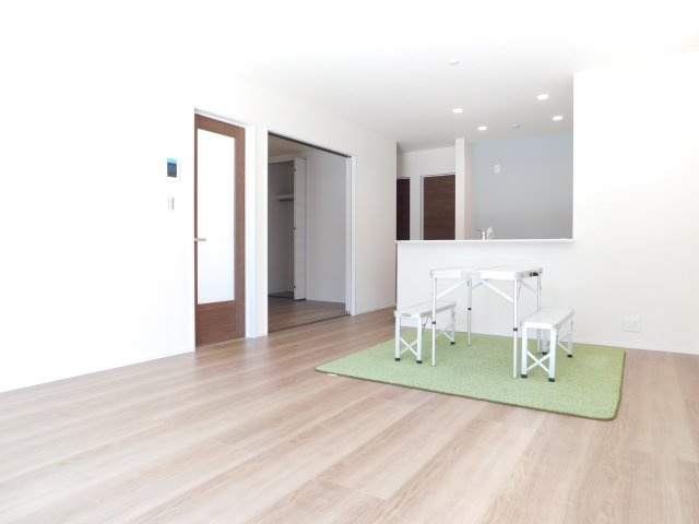 愛西市北一色町昭和の新築一戸建の居間・リビング|◇リビング◇　　南面で明るいリビング１６．５帖　洋室と続き間で２１．０帖の広々空間になります♪