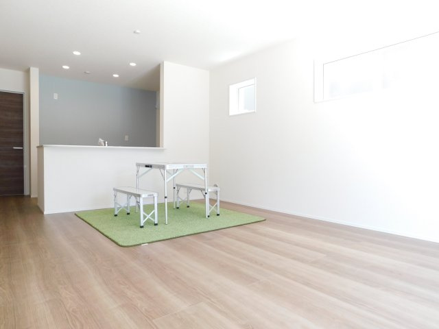 愛西市北一色町昭和の新築一戸建の居間・リビング|◇リビング◇　　南面で明るいリビング１６．５帖　会話が弾む対面キッチン♪
