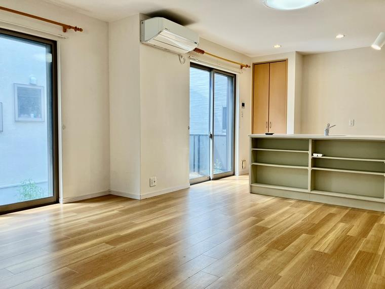 新町戸建の居間・リビング