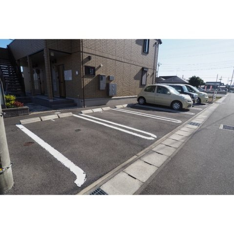 岐阜市岩地１丁目のアパートの駐車場