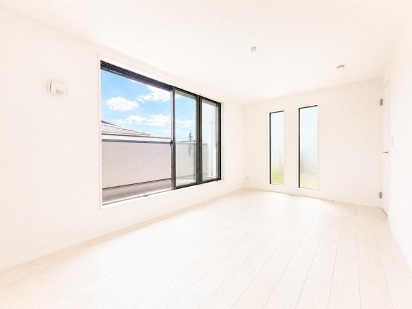 横浜市戸塚区深谷町の新築一戸建の洋室|窓からの光が嬉しい洋室です。
収納もあり、荷物が多い方にも安心です♪