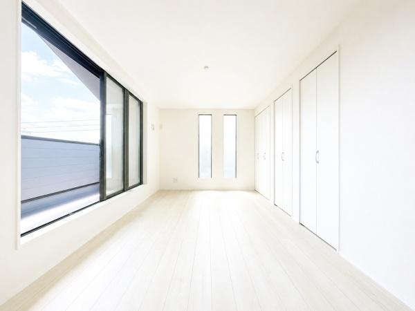 横浜市戸塚区深谷町の新築一戸建の洋室|クローゼットもあるので収納にも困りません！
荷物が多い方にも安心です。