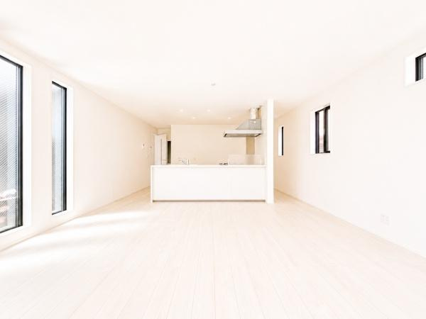 横浜市戸塚区深谷町の新築一戸建の居間・リビング|家族が自然と集まるリビングは
落ち着きのある空間です♪