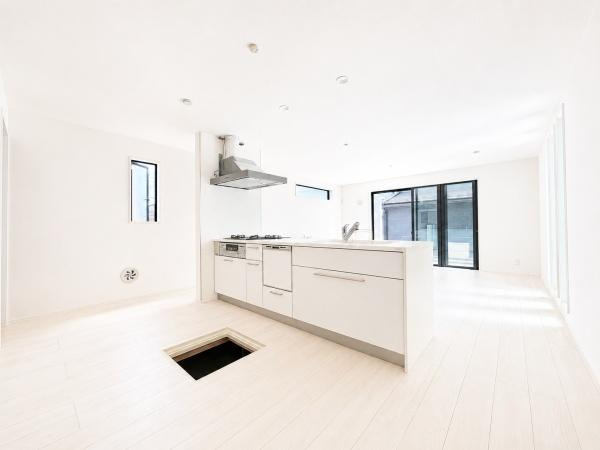 横浜市戸塚区深谷町の新築一戸建の居間・リビング|LDKは窓が多く、陽当たり通風良好です。