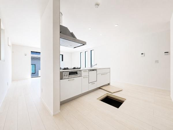 横浜市戸塚区深谷町の新築一戸建の居間・リビング|対面式のキッチンはお料理中でも家族とのお話も弾みます。
