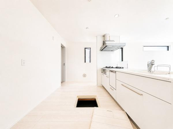 横浜市戸塚区深谷町の新築一戸建のキッチン|広々としたキッチンは、
落ち着いて料理が出来ます！