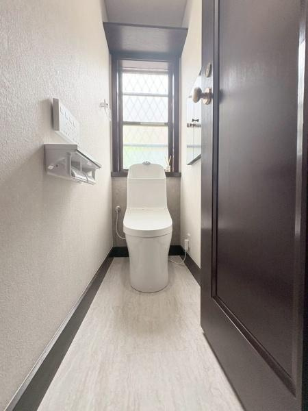 横浜市金沢区富岡東６丁目の中古一戸建のトイレ|１Ｆトイレです。清潔感のあるトイレ空間です。窓が設けられており明るさを感じられます。ホワイトを基調とした内装がすっきりとした印象を与えます。シンプルなデザインで使いやすいです。