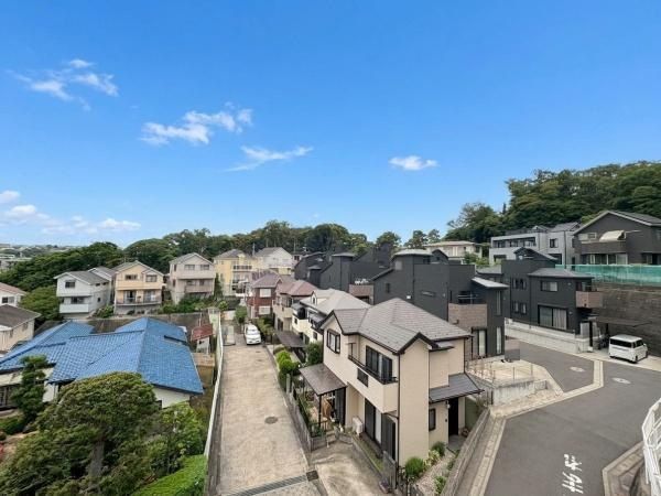 横浜市金沢区富岡東６丁目の中古一戸建のその他|住宅街の落ち着いた雰囲気が広がる眺望が楽しめます。緑も多く周囲の家並みが整然としています。開放感のある現地からの風景が魅力です。建物の配置も工夫されておりゆとりを感じることができます。