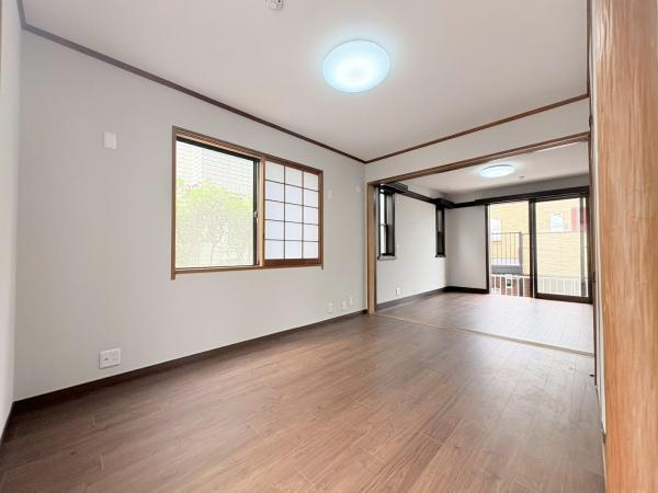 横浜市金沢区富岡東６丁目の中古一戸建の洋室|３面採光の洋室は明るい雰囲気と開放感が特徴です。フローリング仕上げでお手入れも簡単です。室内はすっきりとした印象で幅広いインテリアに対応しやすい空間です。隣室との一体感も感じられます。