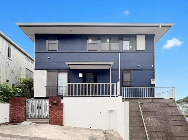 横浜市金沢区富岡東６丁目の中古一戸建のその他|スタイリッシュな外観が特徴の住まいです。シンプルながら落ち着いた色合いの外壁が印象的です。開放感のあるバルコニーが備わっています。門の煉瓦調デザインがアクセントになっています。