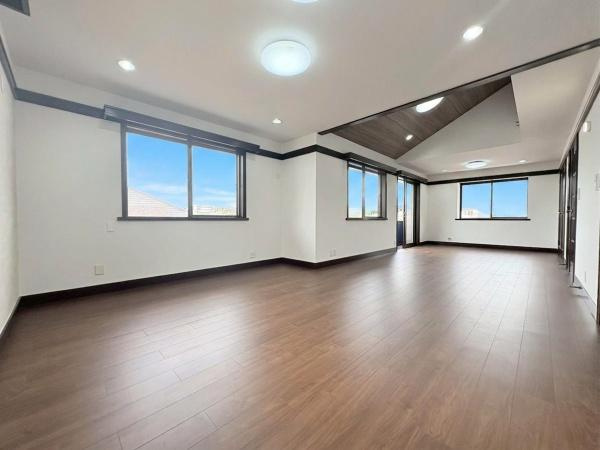 横浜市金沢区富岡東６丁目の中古一戸建の居間・リビング|ＬＤＫで約２６．５帖あり広々とした空間が魅力のリビングです。大きな窓からたっぷりと自然光が差し込む明るい室内です。ロフトがあり天井のデザインもアクセントとなっています。