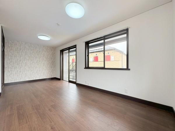 横浜市金沢区富岡東６丁目の中古一戸建の寝室|広々とした空間が魅力の洋室です。収納付きで寝室としてご利用いただけます。２面採光で明るい光が差し込み開放的な雰囲気が感じられます。落ち着いた色合いのフローリングがリラックスできる印象を与えます。
