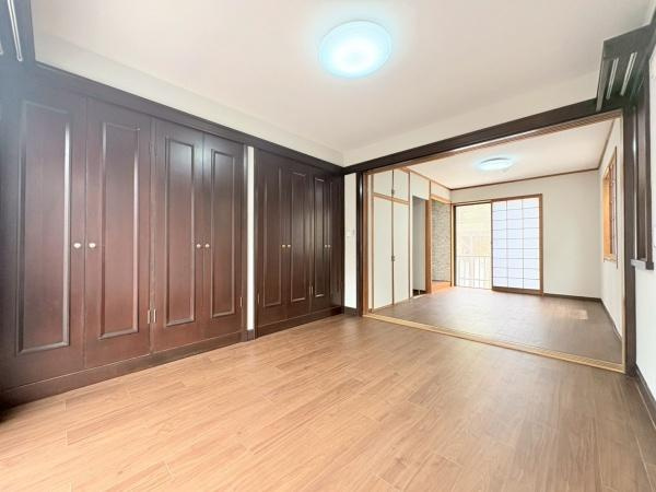 横浜市金沢区富岡東６丁目の中古一戸建の洋室|約１２条の洋室を引き戸で仕切って約６帖２部屋に分けることが可能です。一面に広がる収納スペースが特徴の洋室です。３面採光のためとても明るいです。