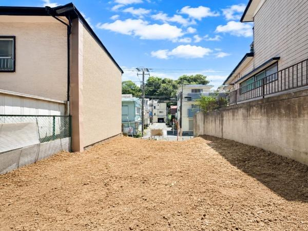 横浜市西区久保町の売地の前面道路含む現地写真