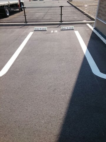 プレジール冨士の駐車場