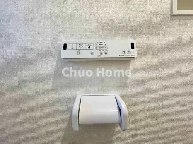 江戸川区春江町5丁目新築分譲住宅の内装|【ウォシュレット】清潔に使いたいお手洗いには最適な設備です。もちろんウォームレットも標準装備です。