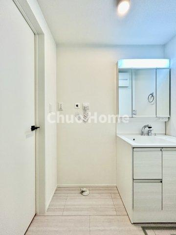 江戸川区春江町5丁目新築分譲住宅のランドリースペース|【ランドリースペース】担当者がスケールを持ち歩いておりますので、ご見学時には現在お使いの洗濯機などがきちんと収まるかなどもチェックして下さい。見学前に測っておくと非常に便利だと思います。