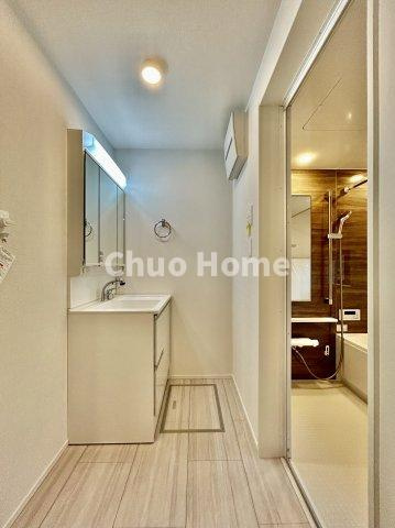 江戸川区春江町5丁目新築分譲住宅の脱衣所|【洗面所】明るい洗面所は朝をすっきりさせてくれる空間です。バタバタしている忙しい朝でも収納が多い洗面台では短い時間で効率良く支度ができます。