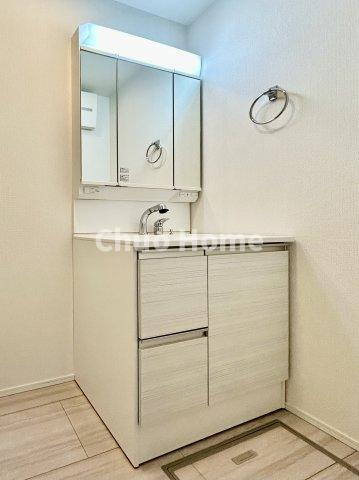 江戸川区春江町5丁目新築分譲住宅の独立洗面台|【洗面化粧台】洗面化粧台には三面鏡を採用。身だしなみを整えやすい事はもちろんですが、鏡の後ろに収納スペースを設ける事により、散らかりやすい洗面スペースをすっきりさせる事が出来るのも嬉しいですね