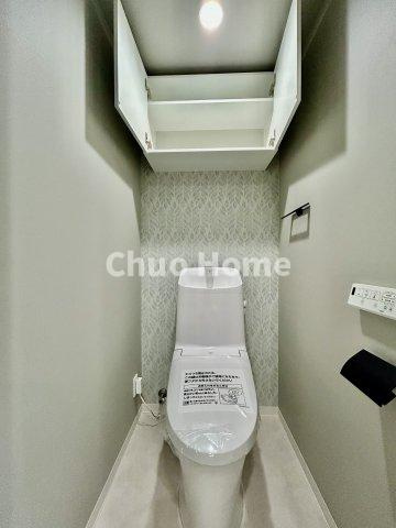 タウンハイツ亀有1号棟のトイレ|【トイレ】 収納スペースをしっかりと確保した温水洗浄便座機能付きトイレ。温水洗浄便座は清潔にお使いいただくための大切なアイテムです。
