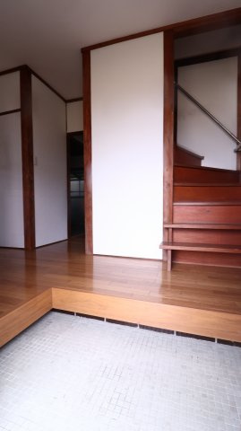 五色山4丁目貸家の玄関