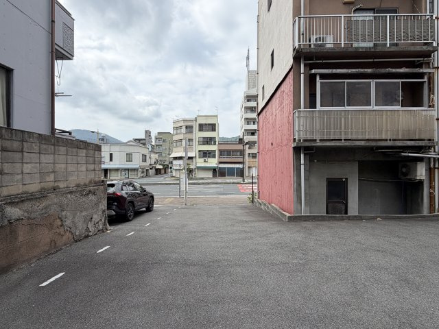 呉市本通6丁目　土地の外観|西側通路は他人地です。