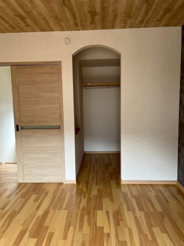 「パントリー・土間付」高知市神田　中古一戸建ての収納|建築当時の写真です。アーチの入り口が素敵なウォークインクローゼット