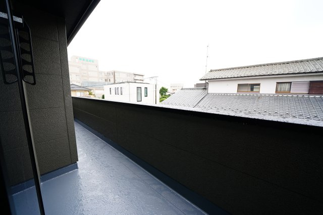 新築　高崎市江木町第12　Livele Garden.S　１号棟のバルコニー|　日当たりの良い広々バルコニー！どのお部屋からも行き来できます。							

