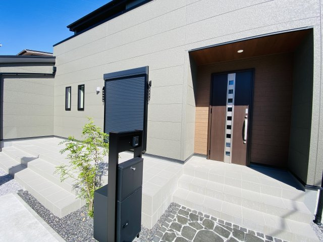 新築　高崎市江木町第12　Livele Garden.S　１号棟の玄関|　ポストと一体型のTVモニターホンでセキュリティ安心！
