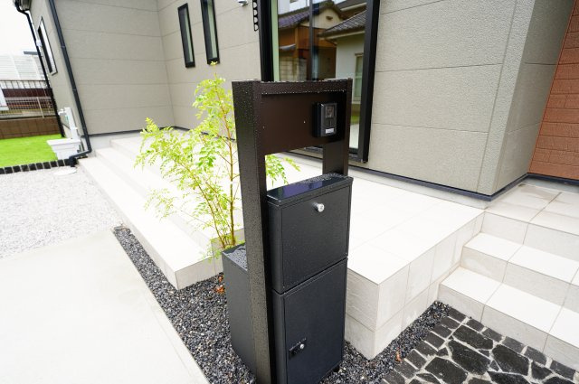 新築　高崎市江木町第12　Livele Garden.S　１号棟の玄関|　ポストと一体型のTVモニターホンでセキュリティ安心！
