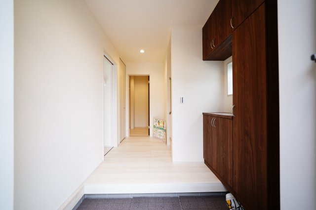 新築　高崎市江木町第12　Livele Garden.S　１号棟の玄関|　約３０足収納できる下駄箱は中で段の高さを調節できるのでブーツ等もきっちりしまえます！
