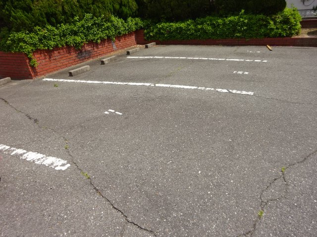 タウンハウス今寺1の駐車場