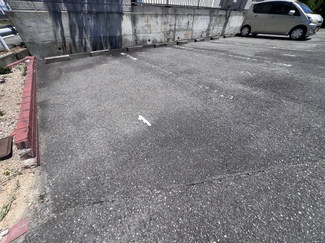 タウンハウス今寺1の駐車場