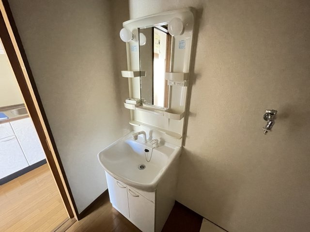 アンプルール リーブル すみれⅠの独立洗面台|別部屋同一間取りのお写真となります。