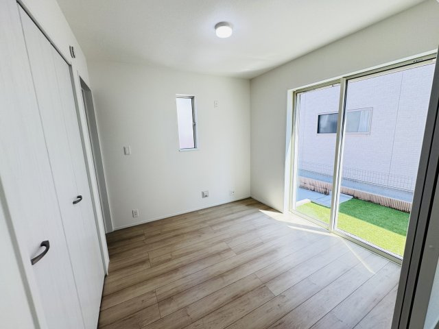 新築　前橋市青柳町　Heartful　Town　A号棟の洋室|現地写真　リビング隣の洋室は玄関ホールから直接出入りできるので客間としても◎

