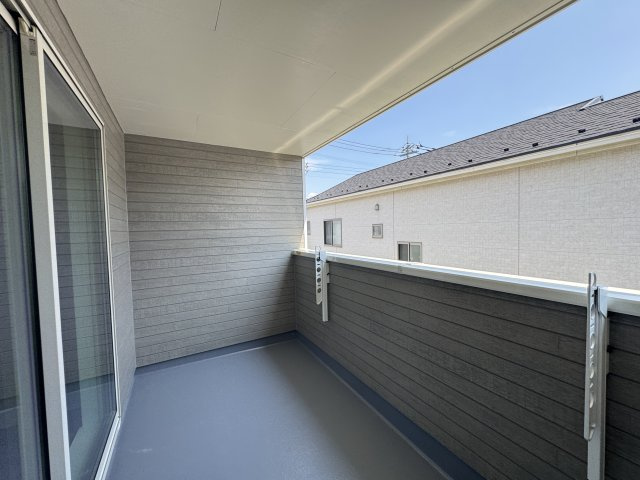 新築　前橋市青柳町　Heartful　Town　A号棟のバルコニー|現地写真　インナーバルコニーで少しの雨なら濡れずにすみます。天気が怪しいけど…という悩みも解消ですね!									

