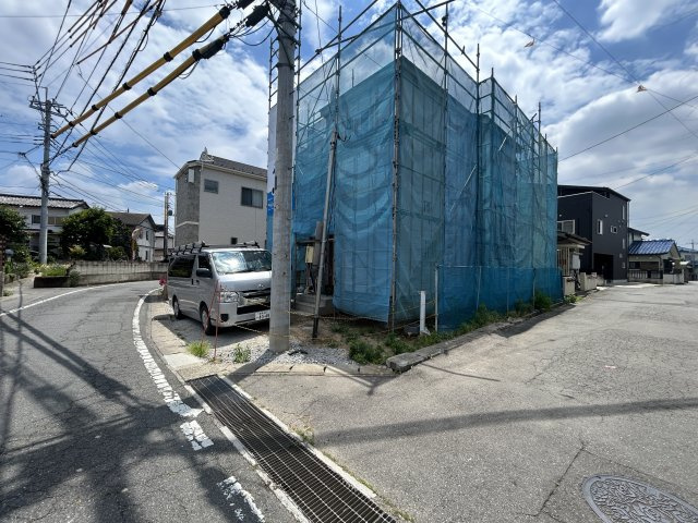 新築　前橋市青柳町　Heartful　Town　A号棟の前面道路含む現地写真|現地写真　北西側接道幅員約5.9ｍ　北東側接道幅員約5.3ｍ