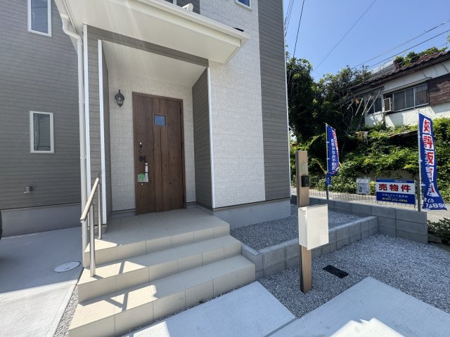 新築　前橋市青柳町　Heartful　Town　A号棟の玄関|現地写真　ポストと一体型のTVモニターホンでセキュリティ安心！
