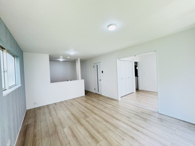 新築　前橋市青柳町　Heartful　Town　A号棟の居間・リビング|現地写真　16帖の広々リビングはご家族みんなでゆったりくつろげます♪
