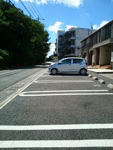 熊本市中央区黒髪４丁目のアパートの駐車場|車をお持ちの方に嬉しい駐車場付きの物件です