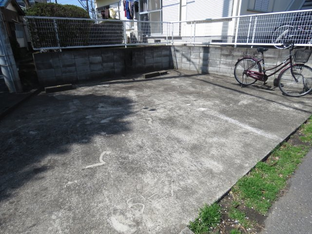 コーポスカイの駐車場