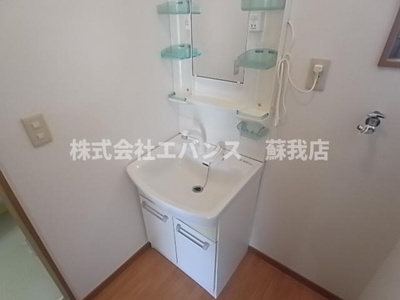 【独立洗面台】 | ロングアイランドヒルツE | 独立洗面化粧台が付いています
