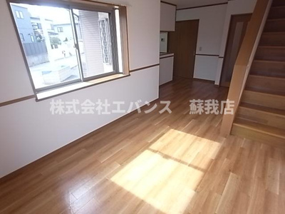 【居間・リビング】 | ロングアイランドヒルツE | こちらの居間で趣味の時間をお楽しみください