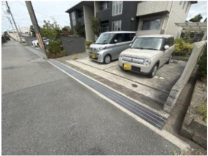 シャーメゾン新野辺の駐車場