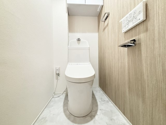 トイレスペースも廊下天井やキッチンパネルカラーと近いカラーリングのアクセントクロスを使用しており、まとまった仕上がりとなっています！ウォシュレット付！