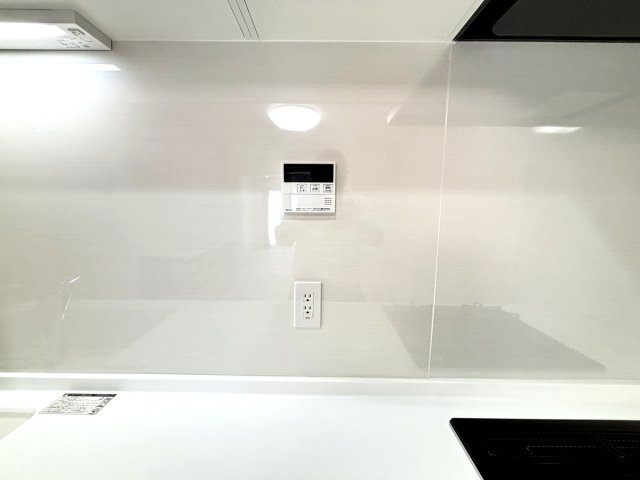 キッチンの壁面に電気コンセントがある為、とても便利です！