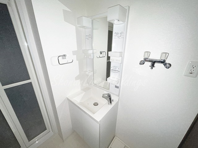 藤沢市藤沢の賃貸マンションの洗面所|忙しい朝には欠かせない洗面所です